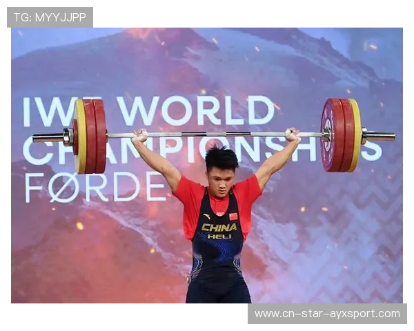 举重教练身材太好被误以为选手